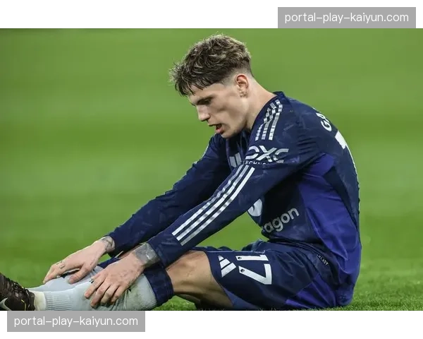 特写：伤愈复出的曼联边锋加纳乔在训练中完成高强度冲刺