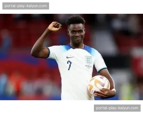 特写：萨卡打入俱乐部百球后，将比赛用球送给现场小球迷